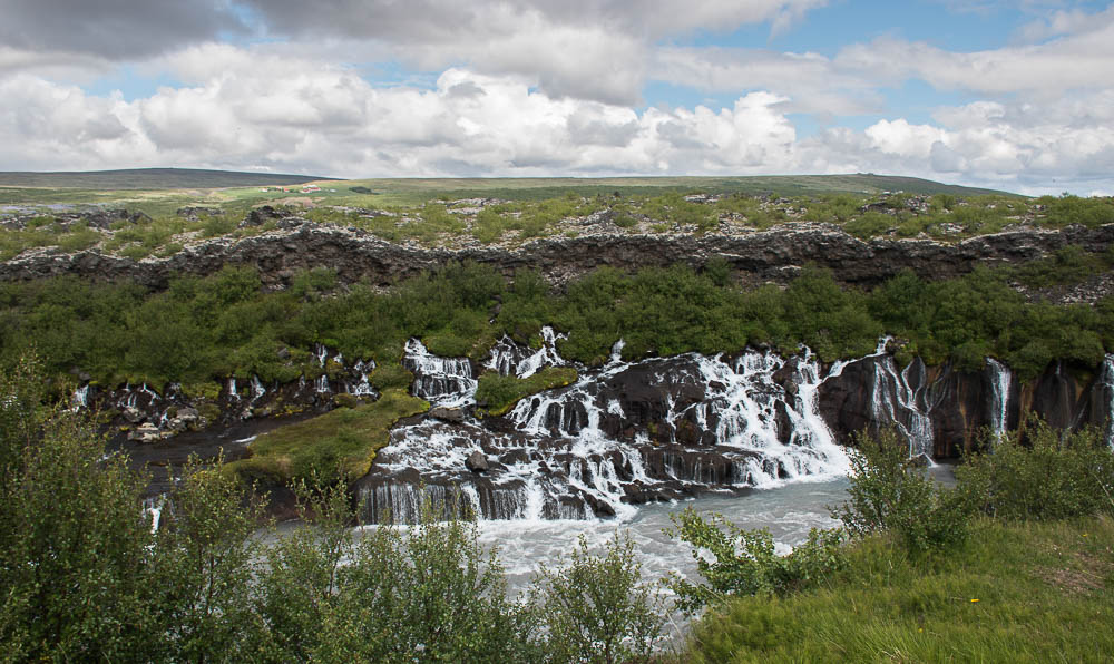Вид на водопад Хрейунфоссар (Hraunfossar) со смотровой площадки