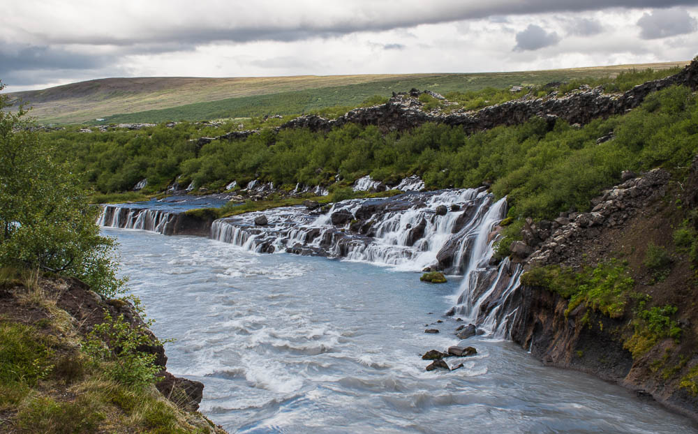 Водопад Хрейунфоссар (Hraunfossar) вид со стороны моста. Июль 2017 года