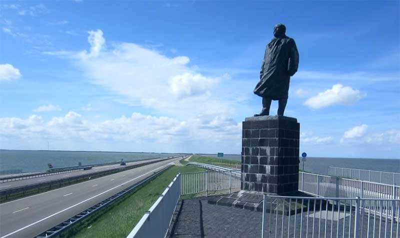 Памятник Корнелису Лелли. Памятник Корнелису Лелли.