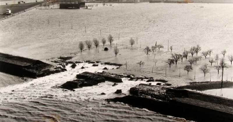 Старая фотография прорыва дамбы в Нидерландах. Старая фотография прорыва дамбы в Нидерландах.