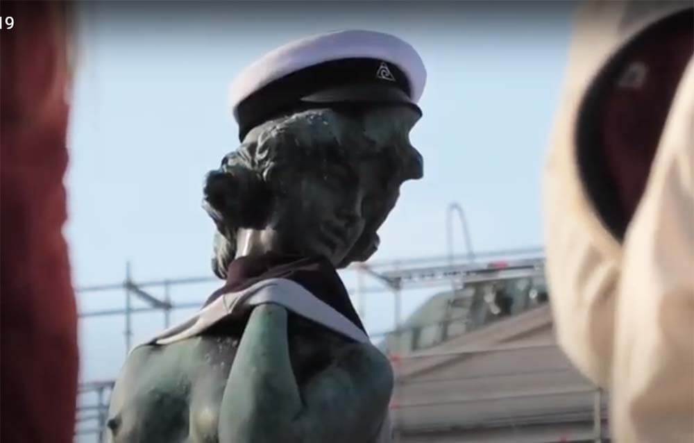 Символ Хельсинки в фуражке выпускника.