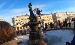 Празднование у замерзшего фонтана